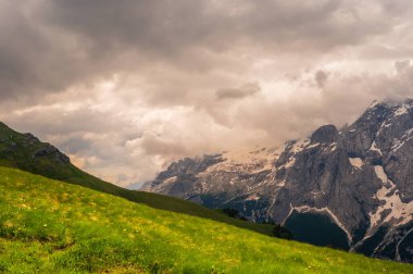 Alplerin güzel manzarası, Passo San Pellegrino, Kuzey İtalya