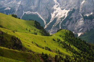 Alplerin güzel manzarası, Passo San Pellegrino, Kuzey İtalya