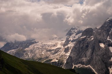 Alplerin güzel manzarası, Passo San Pellegrino, Kuzey İtalya