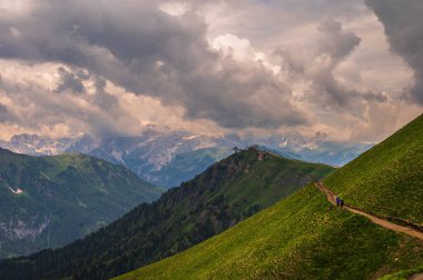 Alplerin güzel manzarası, Passo San Pellegrino, Kuzey İtalya