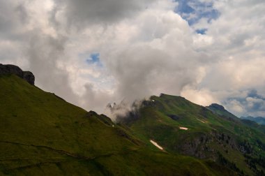 Alplerin güzel manzarası, Passo San Pellegrino, Kuzey İtalya