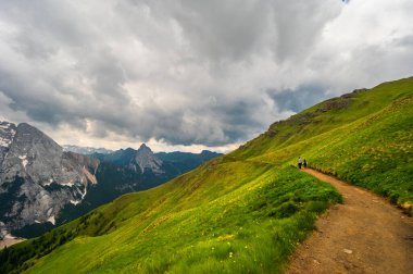Alplerin güzel manzarası, Passo San Pellegrino, Kuzey İtalya
