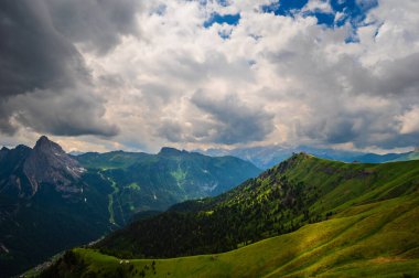 Alplerin güzel manzarası, Passo San Pellegrino, Kuzey İtalya