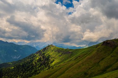 Alplerin güzel manzarası, Passo San Pellegrino, Kuzey İtalya