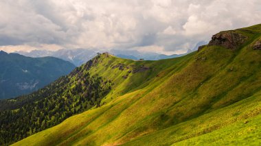 Alplerin güzel manzarası, Passo San Pellegrino, Kuzey İtalya