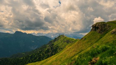 Alplerin güzel manzarası, Passo San Pellegrino, Kuzey İtalya