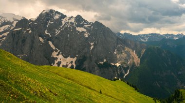 Alplerin güzel manzarası, Passo San Pellegrino, Kuzey İtalya