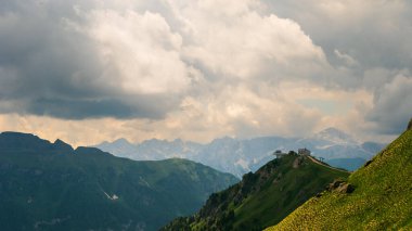 Alplerin güzel manzarası, Passo San Pellegrino, Kuzey İtalya