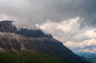 Alplerin güzel manzarası, Passo San Pellegrino, Kuzey İtalya