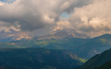 Alplerin güzel manzarası, Passo San Pellegrino, Kuzey İtalya