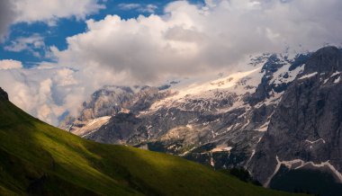Alplerin güzel manzarası, Passo San Pellegrino, Kuzey İtalya