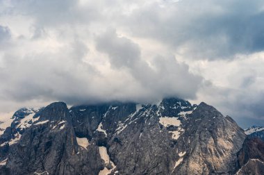 Alplerin güzel manzarası, Passo San Pellegrino, Kuzey İtalya