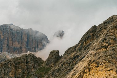 Alplerin güzel manzarası, Passo San Pellegrino, Kuzey İtalya