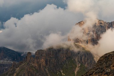 Alplerin güzel manzarası, Passo San Pellegrino, Kuzey İtalya