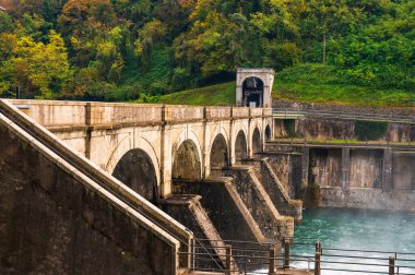 Adda Nehri 'ndeki hidroelektrik santrali