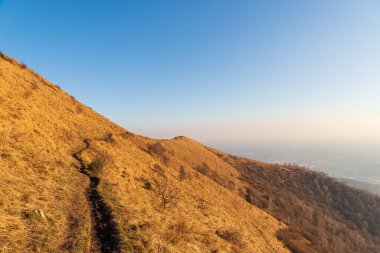 Güneş doğarken güzellik dağlarının manzarası 