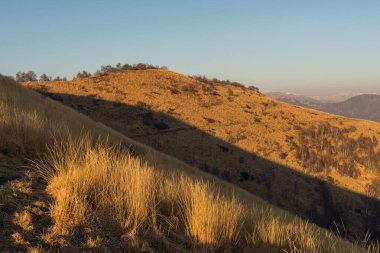Güneş doğarken güzellik dağlarının manzarası 