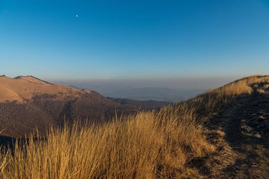 Güneş doğarken güzellik dağlarının manzarası 