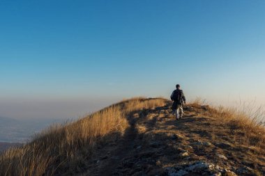 Güneş doğarken güzellik dağlarının manzarası 