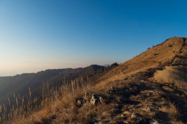 Güneş doğarken güzellik dağlarının manzarası 