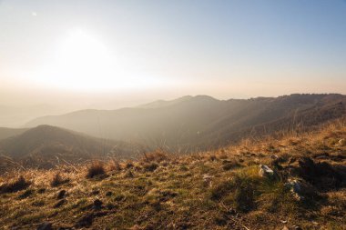 Güneş doğarken güzellik dağlarının manzarası 