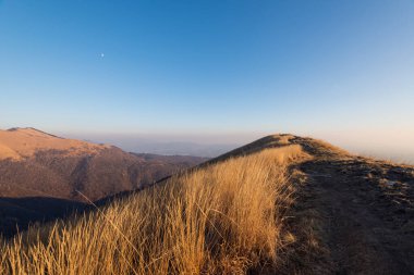 Güneş doğarken güzellik dağlarının manzarası 