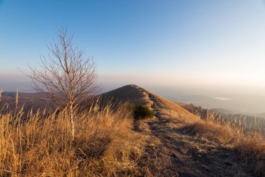 Güneş doğarken güzellik dağlarının manzarası 