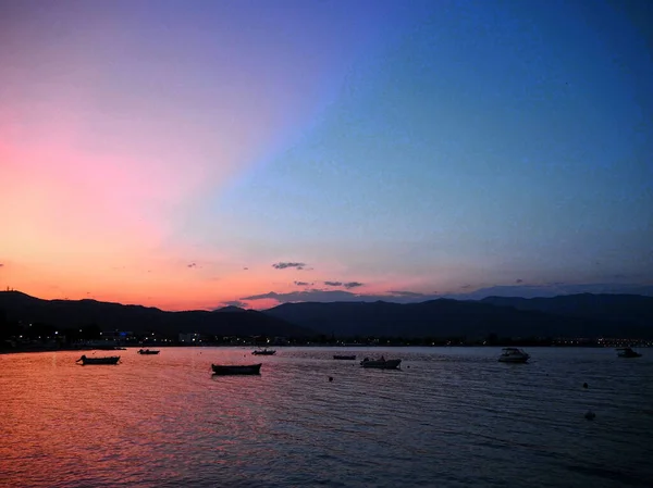 Kıbrıs 'ta Deniz Tekneleri ve Günbatımı