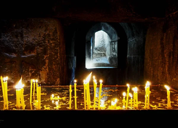 Geghard 'daki Ermeni Kilisesinde Mumlar