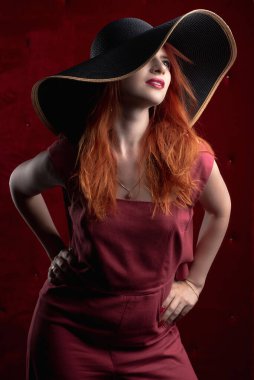 Kızıl saçlı kadın, koyu renk elbiseli kız, seksi ve kırmızı dudaklı.