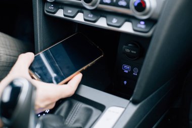 Telefon arabada şarj edildi.