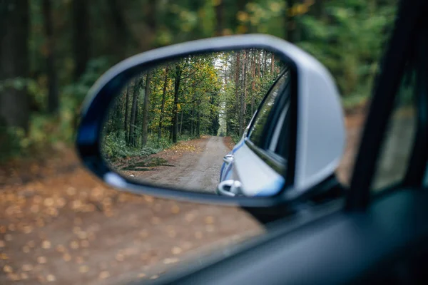 Espelho Retrovisor Carro Com Reflexo Uma Paisagem Florestal — Fotografia de Stock
