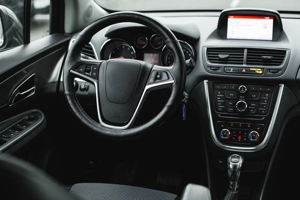 Binnenaanzicht Van Auto Luxe Stuurwiel Dashboard Met Display Beeldscherm — Stockfoto