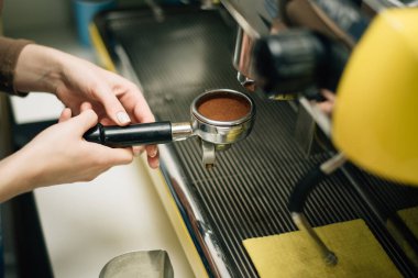 Kahve makinası kahve dolduruyor, kahve demlenmeye hazır.