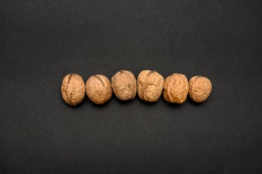 Siyah arka planda ceviz, makro