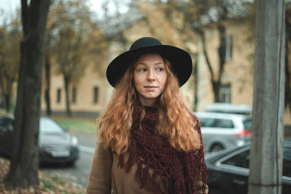 Mädchen Mit Roten Haaren Schwarzem Hut Und Mantel Einem Herbstlichen — Stockfoto