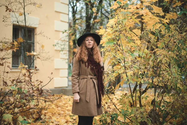 Mädchen Mit Roten Haaren Schwarzem Hut Und Mantel Einem Herbstlichen — Stockfoto