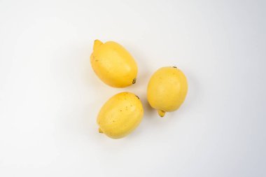 Beyaz arkaplanda sarı limonlar
