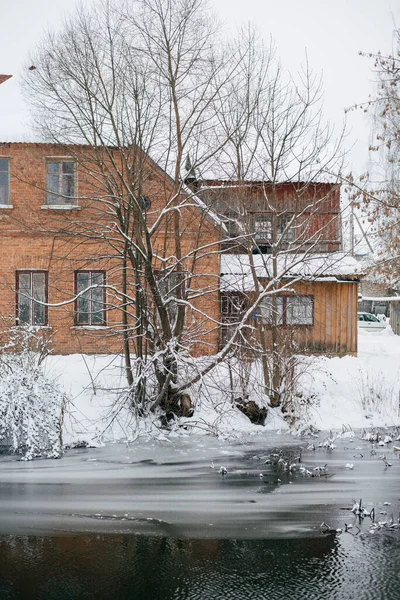 Edifício Tijolo Vermelho Fica Outro Lado Reservatório Inverno — Fotografia de Stock