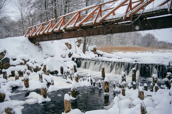 Steg Über Einen Teich Mit Einem Kleinen Wasserfall Wintertag — Stockfoto