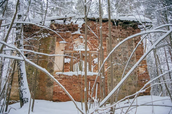 Vecchio Edificio Mattoni Bosco Coperto Neve — Foto Stock