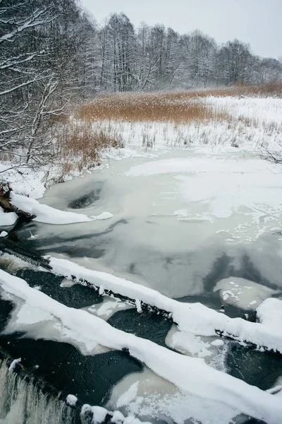 Reservatório Inverno Com Uma Pequena Cachoeira Apenas Cachoeira Permaneceu Descongelada — Fotografia de Stock