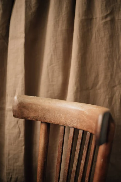 Tło z miękkiej bielizny kawowej i brązowego drewnianego starego krzesła — Zdjęcie stockowe
