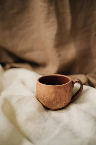 Geleneksel el yapımı kupa - çay, kahve ya da bira için mükemmel — Stok fotoğraf