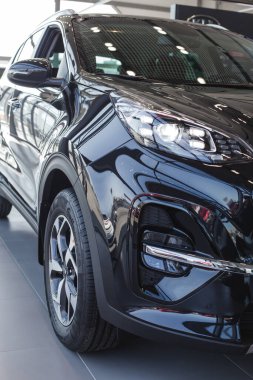 Siyah bir arabanın farlarına yakın çekim