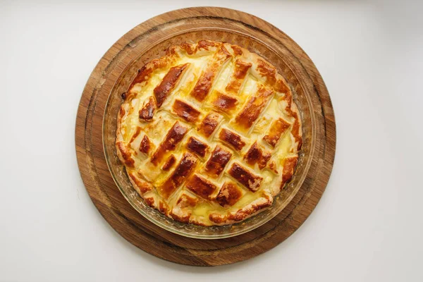 Домашний яблочный пирог на деревянном столе — стоковое фото