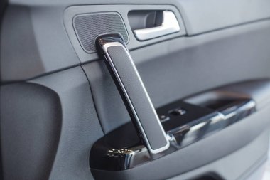 Arabanın iç kısmı. Kapıdaki kontrolleri kapat.