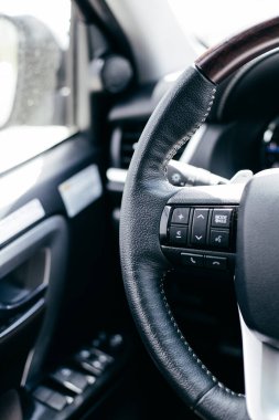 Direksiyona yakın dur. Araba gösterge paneli.