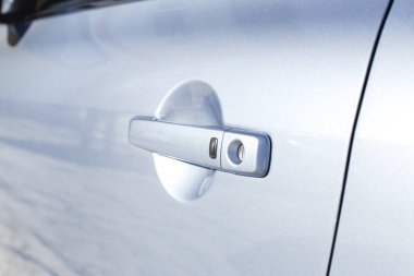 Yakın plan bir arabanın parlaklığı ve dokusu. 