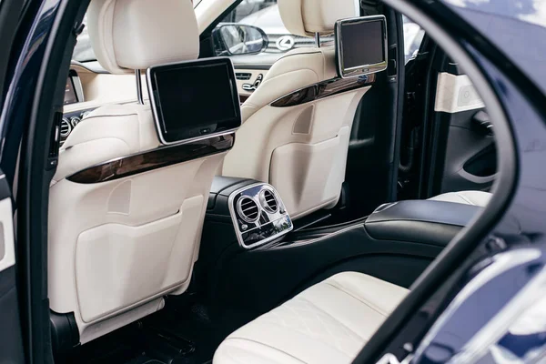 Mercedes 'in ön koltuğunun arka manzarası. 